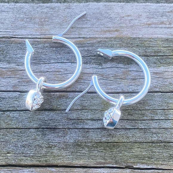 Silver plated hoop earrings with Crystal heart dangles - Picture 4 of 6